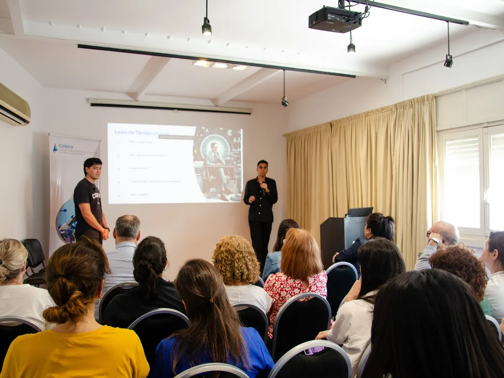 Capacitación de Aithor en una sala llena, con la presentación proyectada
