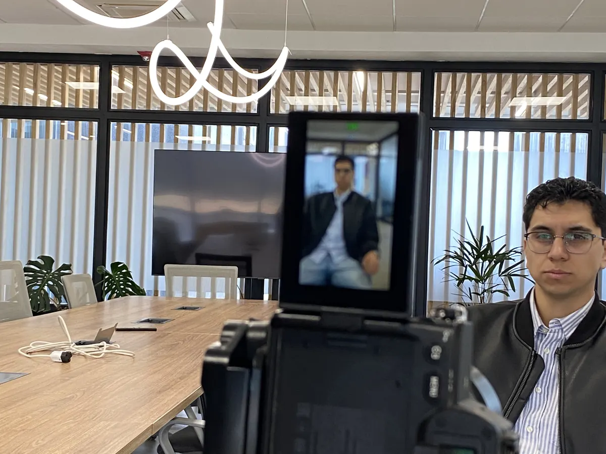 Cámara grabando una sesión de Aithor en una sala de reuniones