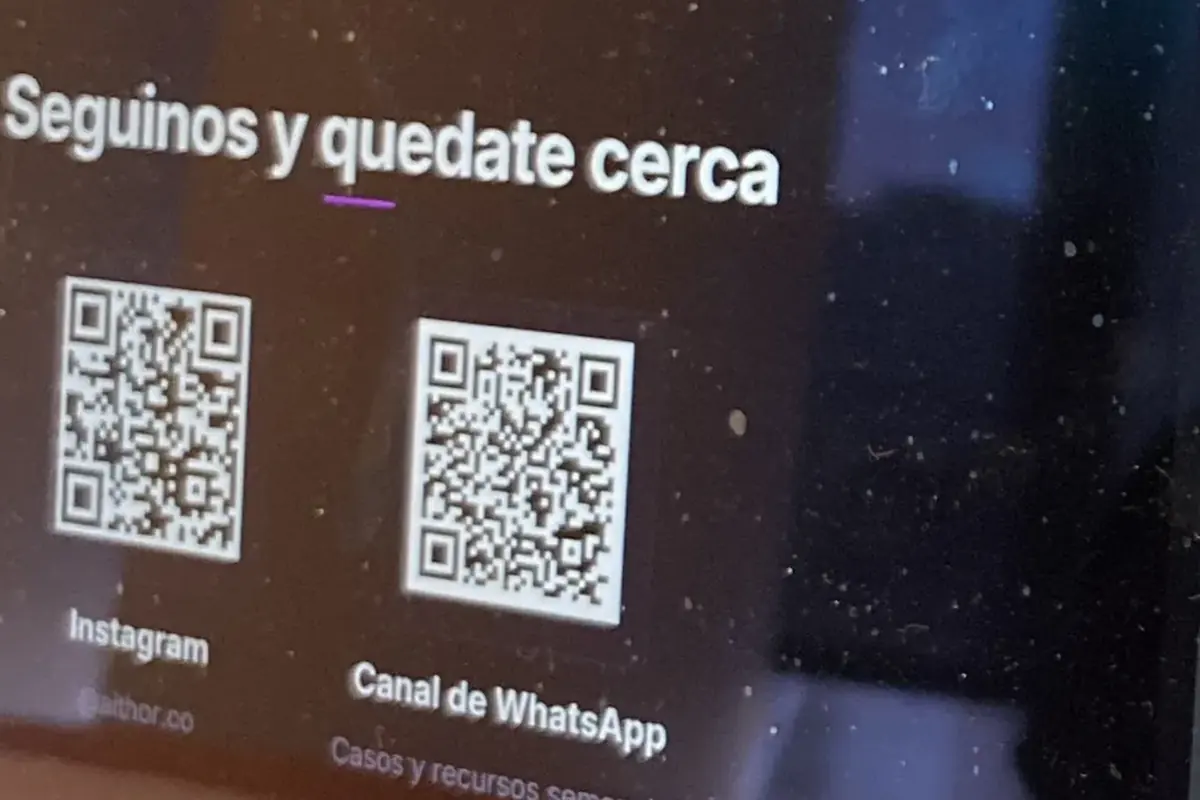 Cierre de un encuentro virtual de Aithor con el código QR del canal de WhatsApp en pantalla