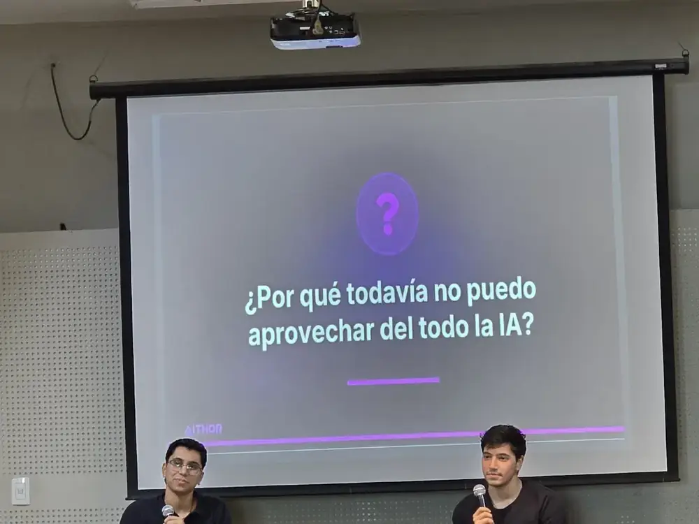 Charla de Aithor con la pregunta «¿Por qué todavía no puedo aprovechar del todo la IA?» proyectada