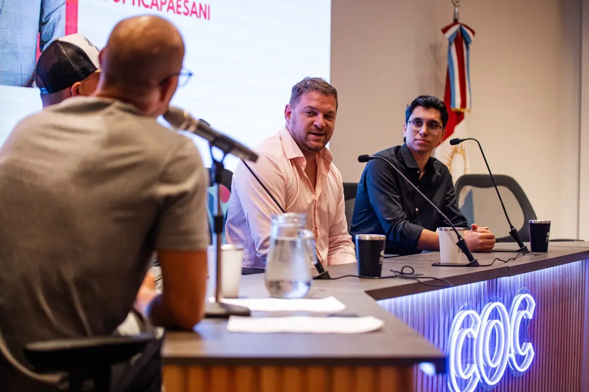 Integrante de Aithor en un panel, durante una jornada con una organización cliente