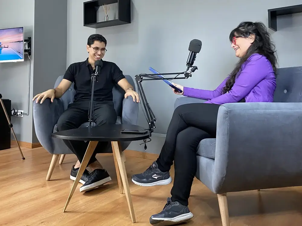 Entrevista de Aithor grabada en estudio sobre uso responsable de IA