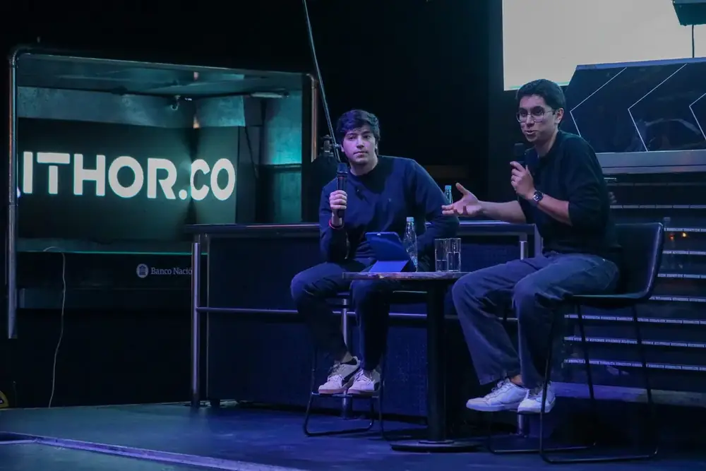 Dos integrantes de Aithor en una charla abierta sobre IA