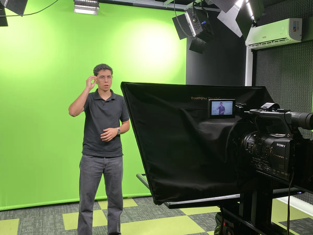 Grabación de un caso de uso en el estudio de Aithor, con cámara y teleprompter
