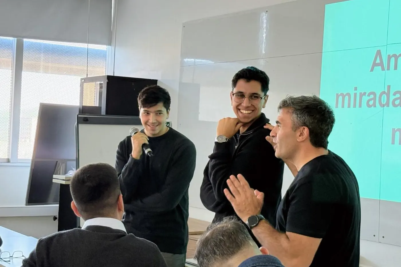 Tres participantes conversando durante un taller de Aithor