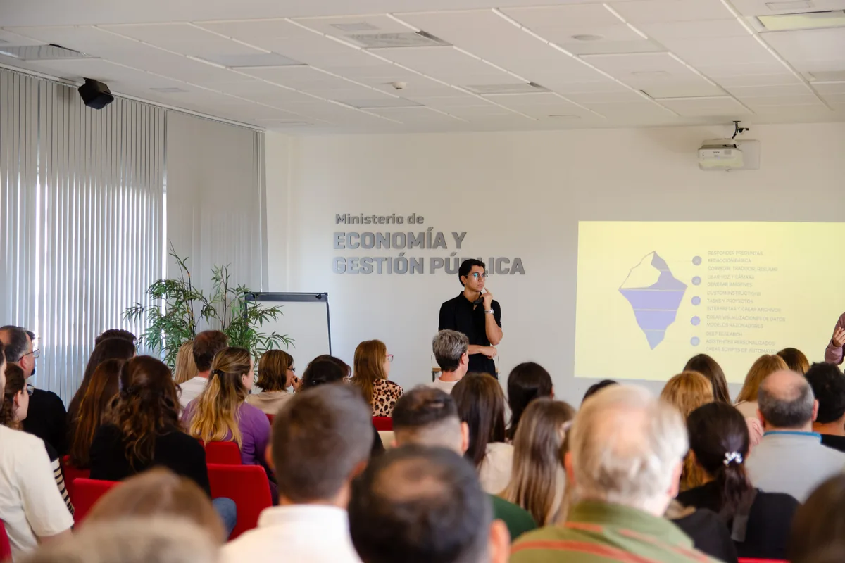 Charla de Aithor sobre inteligencia artificial ante una sala llena