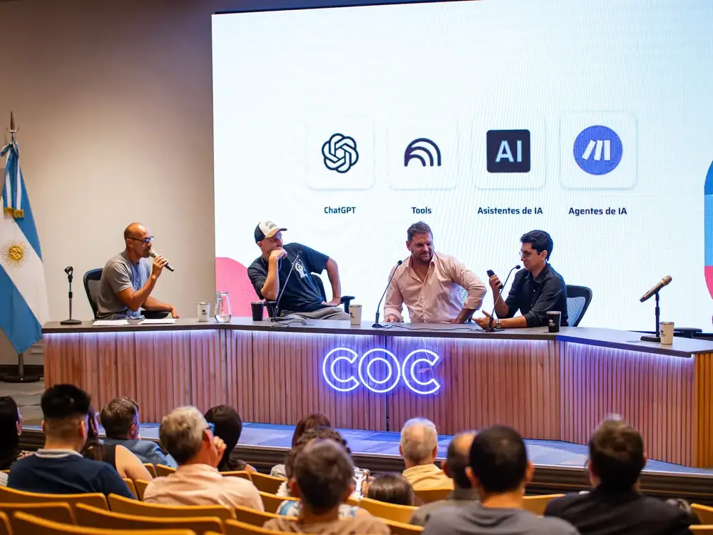 Panel de Aithor frente a una pantalla con los logos de ChatGPT, asistentes y agentes de IA