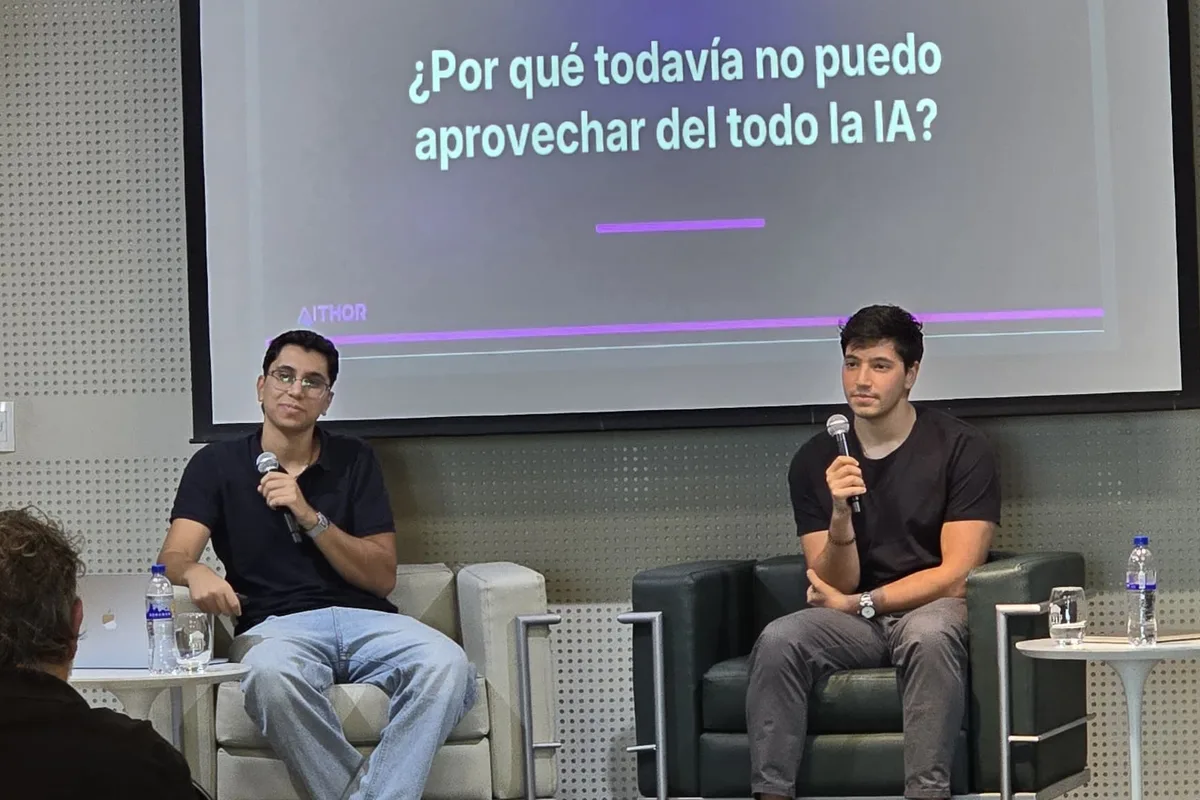 Dos expositores de Aithor respondiendo preguntas frente a la lámina proyectada