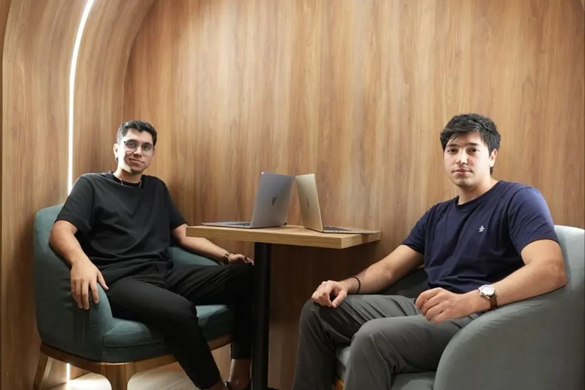 Dos integrantes de Aithor en una reunión de diagnóstico con una notebook sobre la mesa