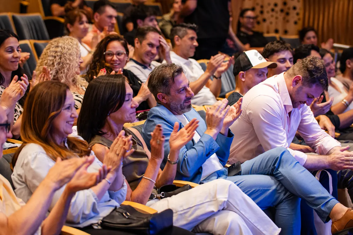 Asistentes aplaudiendo al cierre de una charla de Aithor