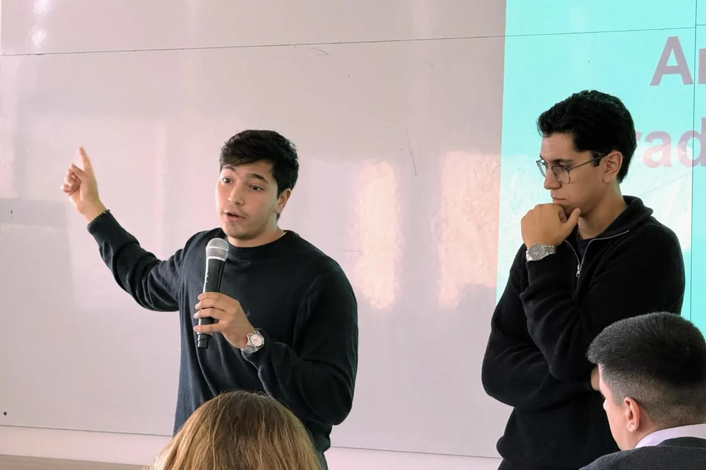 Dos capacitadores de Aithor durante una sesión en vivo con un equipo
