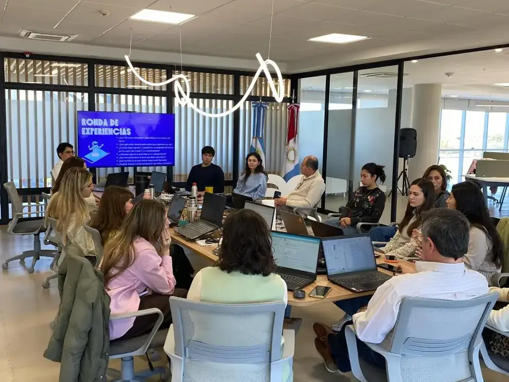 Sesión de trabajo de Aithor con los participantes en sus computadoras