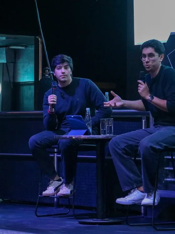 Dos expositores en el escenario de un evento de Aithor
