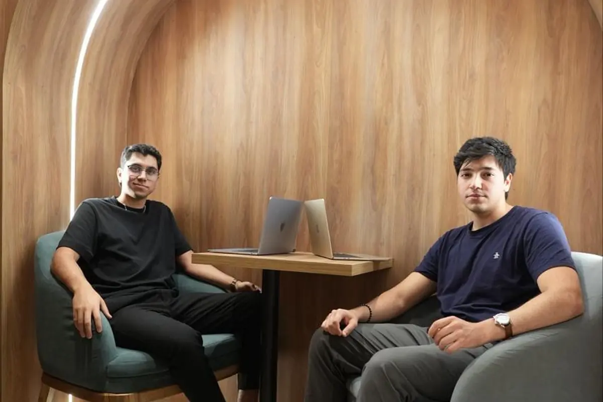 Dos integrantes de Aithor grabando en el estudio